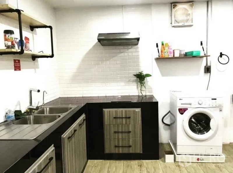 ทาวน์เฮาส์ ให้เช่าในChatuchak, Bangkok - ครัวสมัยใหม่ ผนังกระเบื้องซับเวย์ อ่างล้างจานคู่ ตู้เก็บของ และเครื่องซักผ้า