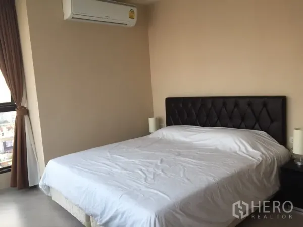 คอนโด ให้เช่าในKhlong Toei, Bangkok - ห้องนอนที่สองพร้อมหัวเตียงบุหนัง หน้าต่างบานใหญ่ โทนสีอบอุ่นรับแสงธรรมชาติ