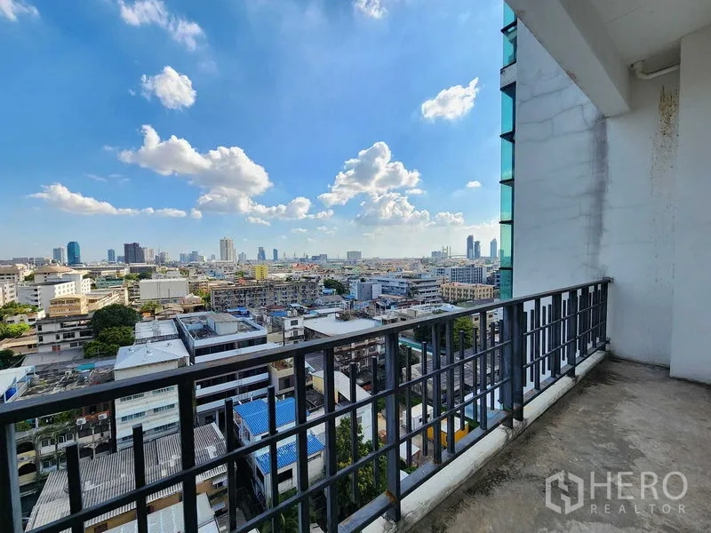 零售空间 出租在Sathon, Bangkok - 带金属栏杆的私享阳台，从高层零售空间俯瞰曼谷城区。