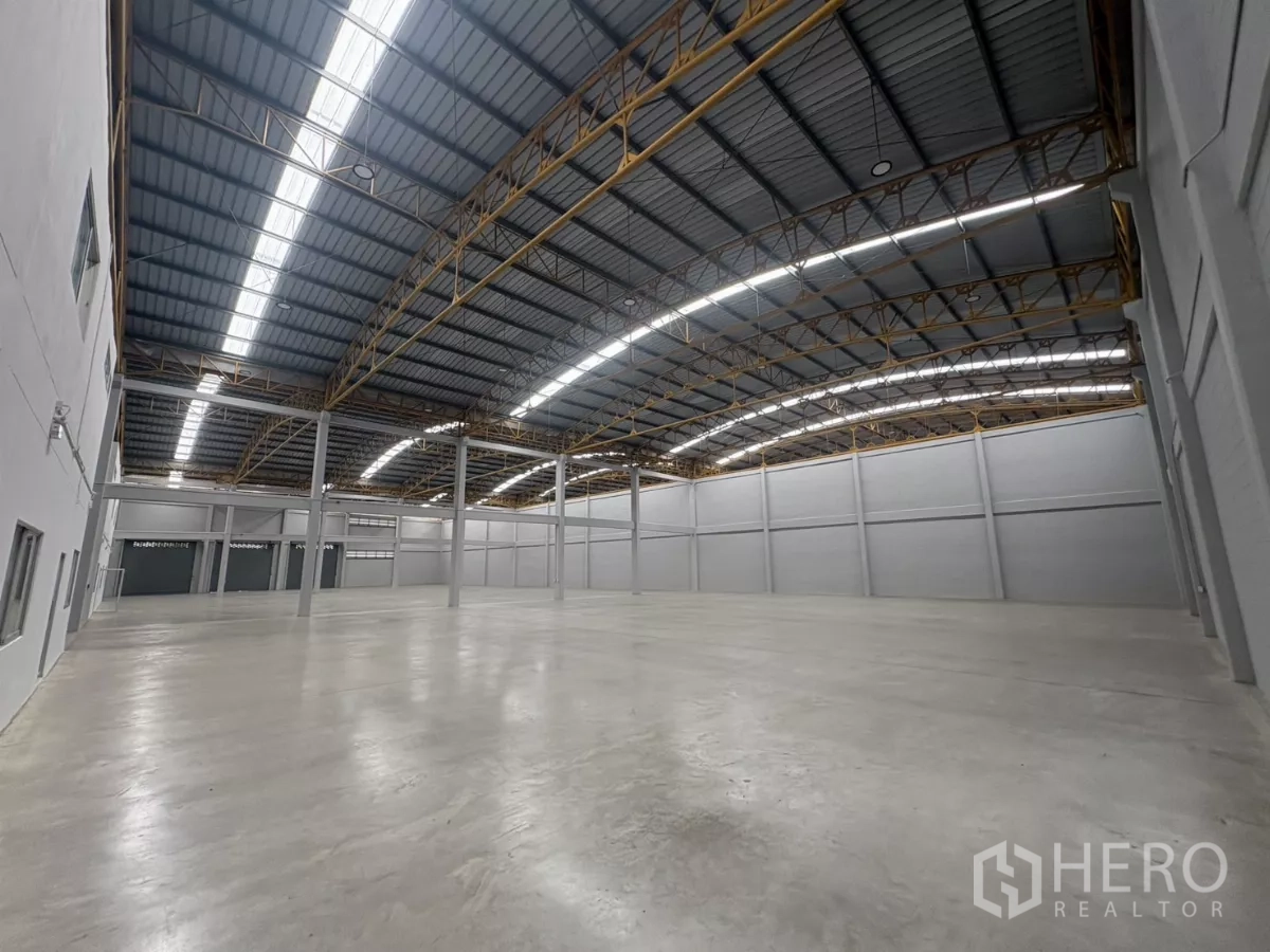 โรงงาน ให้เช่าในBang Phli, Samut Prakan - สำนักงานชั้นล่างมีหน้าต่างยาวมองเห็นลานจอดรถ