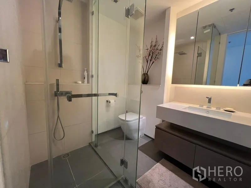 คอนโด ขายในKhlong San, Bangkok - ห้องน้ำพร้อมตู้ยืนอาบน้ำกระจก กระจกไฟ และอ่างล้างหน้าแบบลอย