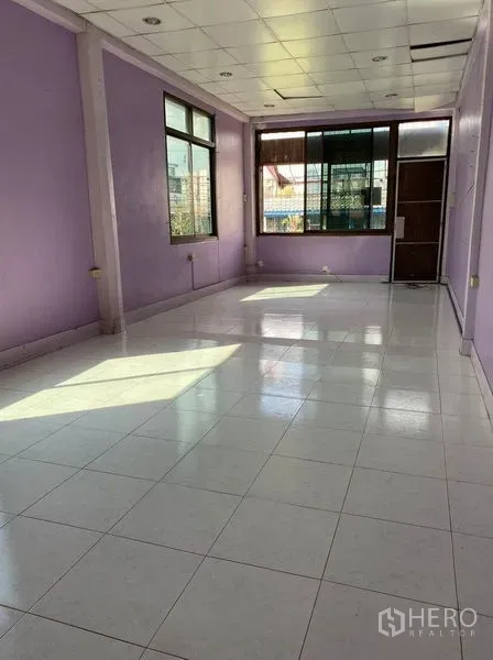 พื้นที่ขายปลีก ให้เช่าในSathon, Bangkok - ห้องชั้นบนสว่าง พื้นกระเบื้องสีขาวและหน้าต่างบานใหญ่