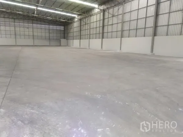 คลังสินค้า ให้เช่าในBang Phli, Samut Prakan - ภายในโกดังโล่ง โปร่ง หลังคาโครงเหล็กสูง ไฟส่องสว่างแบบเส้น และพื้นคอนกรีต