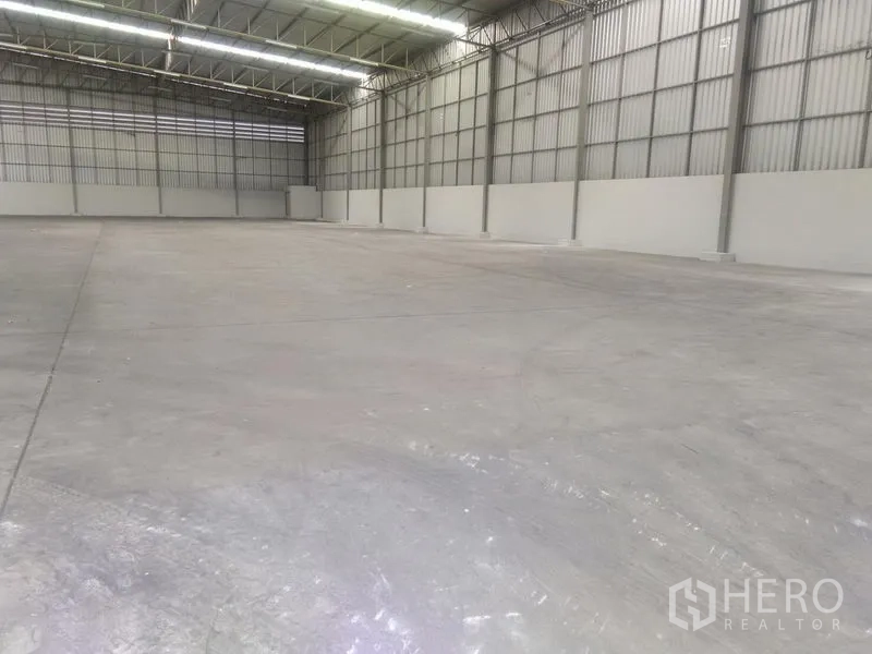 คลังสินค้า ให้เช่าในBang Phli, Samut Prakan - ภายในโกดังโล่ง โปร่ง หลังคาโครงเหล็กสูง ไฟส่องสว่างแบบเส้น และพื้นคอนกรีต