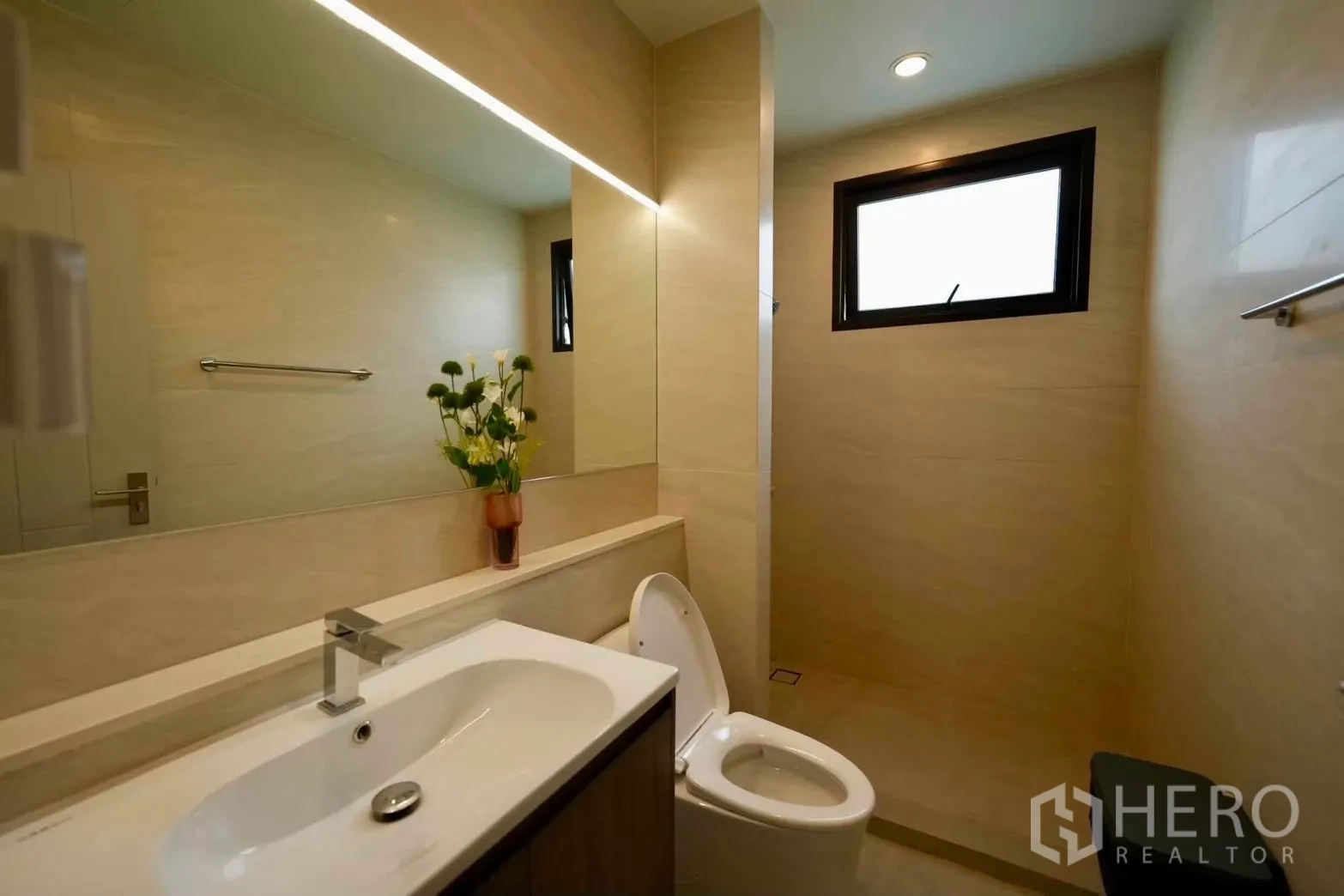 Detached House for rent in Bang Phli, Samut Prakan - Bright bathroom with vanity sink, toilet, large mirror, and walk-in shower.