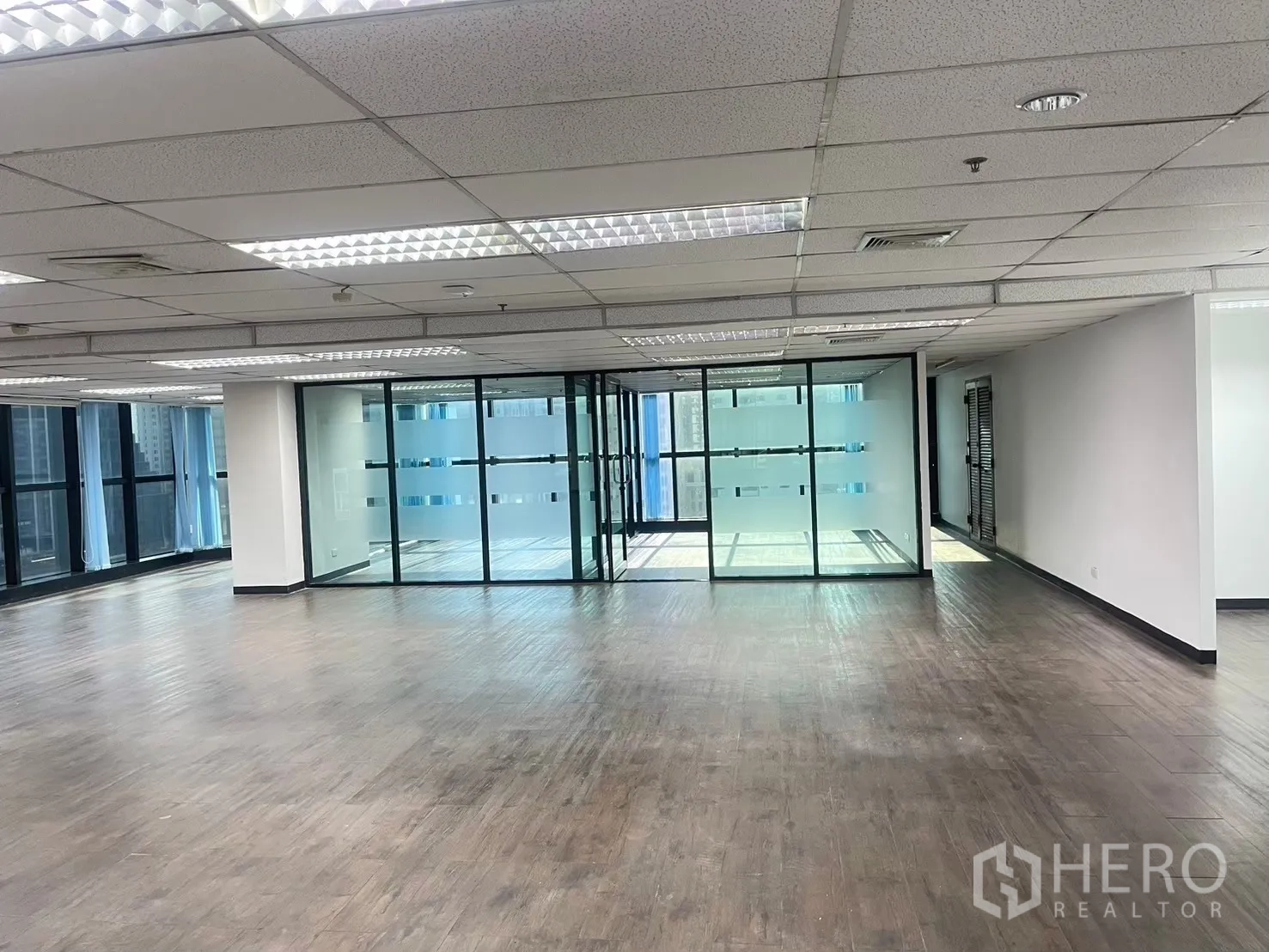 办公室 for rent in Watthana, Bangkok - 宽敞工作区面向玻璃房及环绕落地窗。