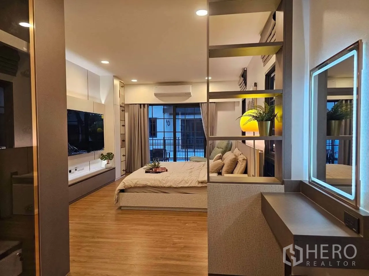 独栋房屋 for rent or sale in Bang Phli, Samut Prakan - 视角穿过卧室至推拉门、梳妆台与电视墙。