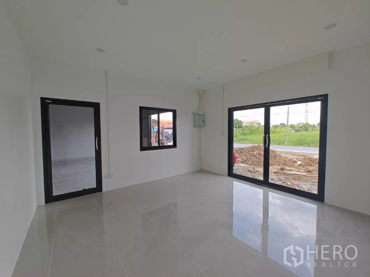 货栈 出租在Sam Phran, Nakhon Pathom - 办公室接待区，大幅推拉门面向道路