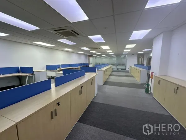 สำนักงาน ให้เช่า - ออฟฟิศแผนผังโล่งพร้อมโต๊ะทำงานกั้นสีฟ้า ตู้เก็บของ พรม และไฟฝ้า LED