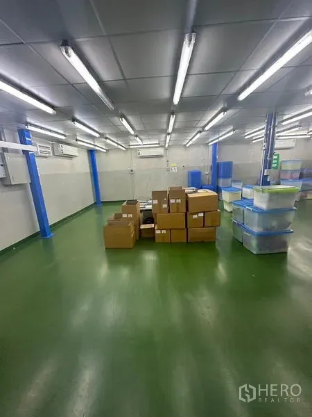 คลังสินค้า ให้เช่าหรือขายในLam Luk Ka, Pathum Thani - ห้องผลิต/จัดเก็บปรับอากาศ พื้นอีพ็อกซีกรีน วางกล่องกระดาษ
