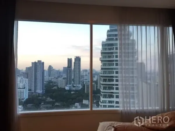Condominium for rent in Watthana, Bangkok - Expansive city skyline view from the condominium’s bedroom window.