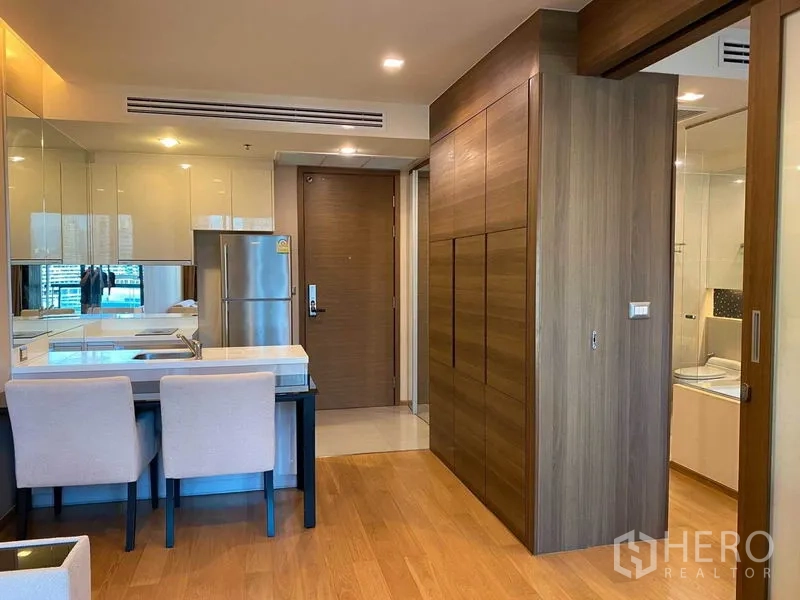 公寓 出租在Bang Rak, Bangkok - 用餐角与玄关，木地板、到顶衣柜。