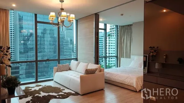 公寓 出租在Watthana, Bangkok - 开放式起居与卧室，环景落地窗与城市景观