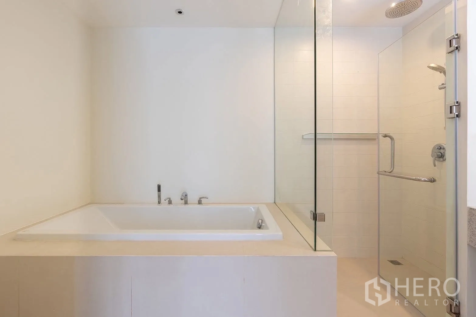 独栋房屋 for rent in Saphan Sung, Bangkok - 浴室设大浴缸及玻璃淋浴间。
