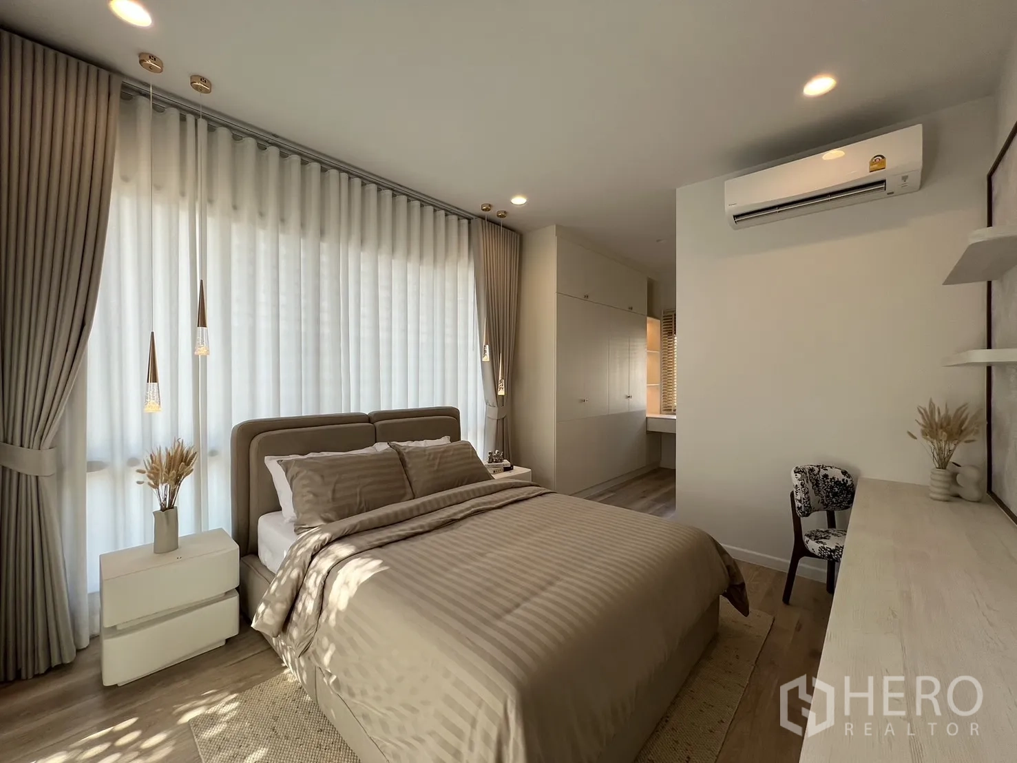 Detached House for rent or sale in Bang Kapi, Bangkok - Second bedroom feature wall with study desk, shelves and air conditioner.