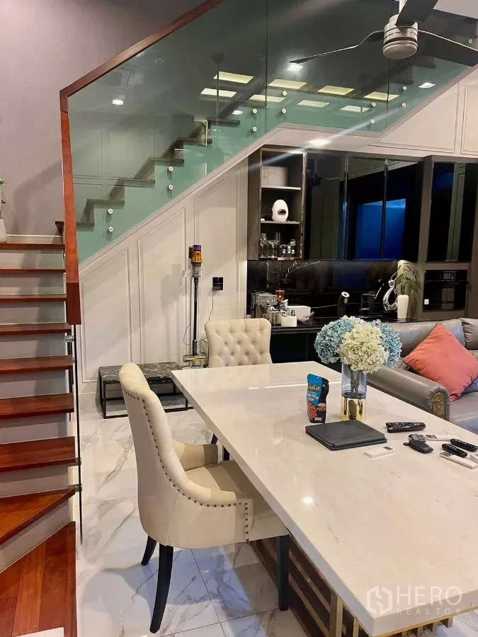 ทาวน์เฮาส์ ให้เช่าในChatuchak, Bangkok - มุมรับประทานอาหารข้างบันไดราวกระจก และตู้แพนทรี