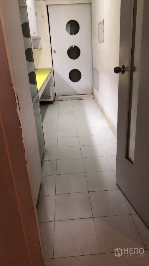 อาคารพาณิชย์ ขายในWatthana, Bangkok - โถงบริการมีตู้และประตูบานเลื่อนวงกลมสามช่อง.