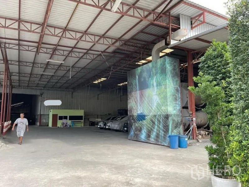 货栈 出售在Lam Luk Ka, Pathum Thani - 罩棚装卸区，钢桁架高顶、通风管道与开阔混凝土地面。