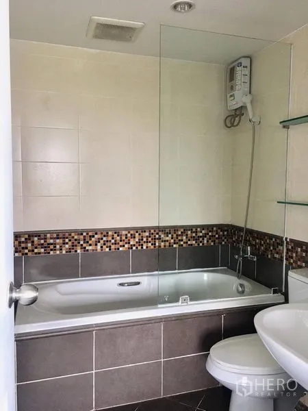 คอนโด ให้เช่าในKhlong Toei, Bangkok - ห้องน้ำพร้อมอ่างอาบน้ำ ฉากกั้นกระจก และเครื่องทำน้ำอุ่น