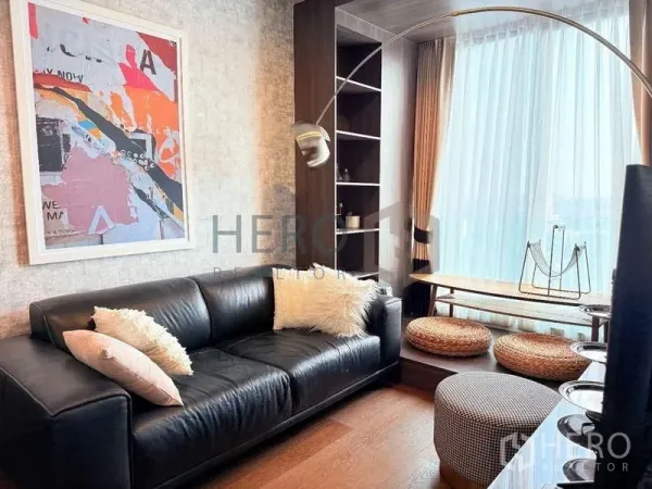 คอนโด ให้เช่า - ห้องนั่งเล่นคอนโด Ideo Q Sukhumvit 36 โซฟาหนังสีดำ โคมไฟคอห่าน บิลท์อิน และมุมนั่งเล่นสไตล์เซน