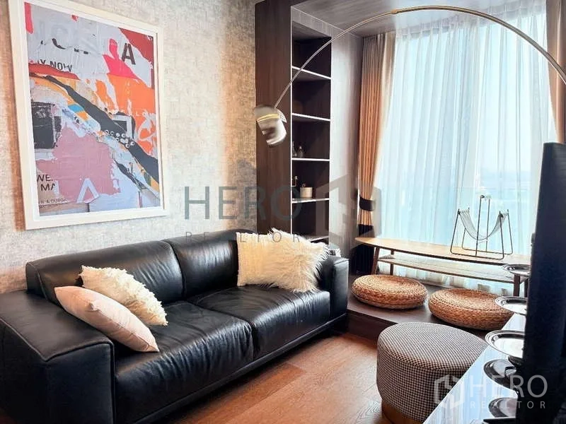 คอนโด ให้เช่า - ห้องนั่งเล่นคอนโด Ideo Q Sukhumvit 36 โซฟาหนังสีดำ โคมไฟคอห่าน บิลท์อิน และมุมนั่งเล่นสไตล์เซน