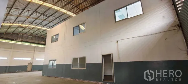 โรงงาน ให้เช่าในKhlong Luang, Pathum Thani - พื้นที่ผลิตโล่ง เห็นช่องแสง หน้าต่าง และฝ้าเพดานสูง