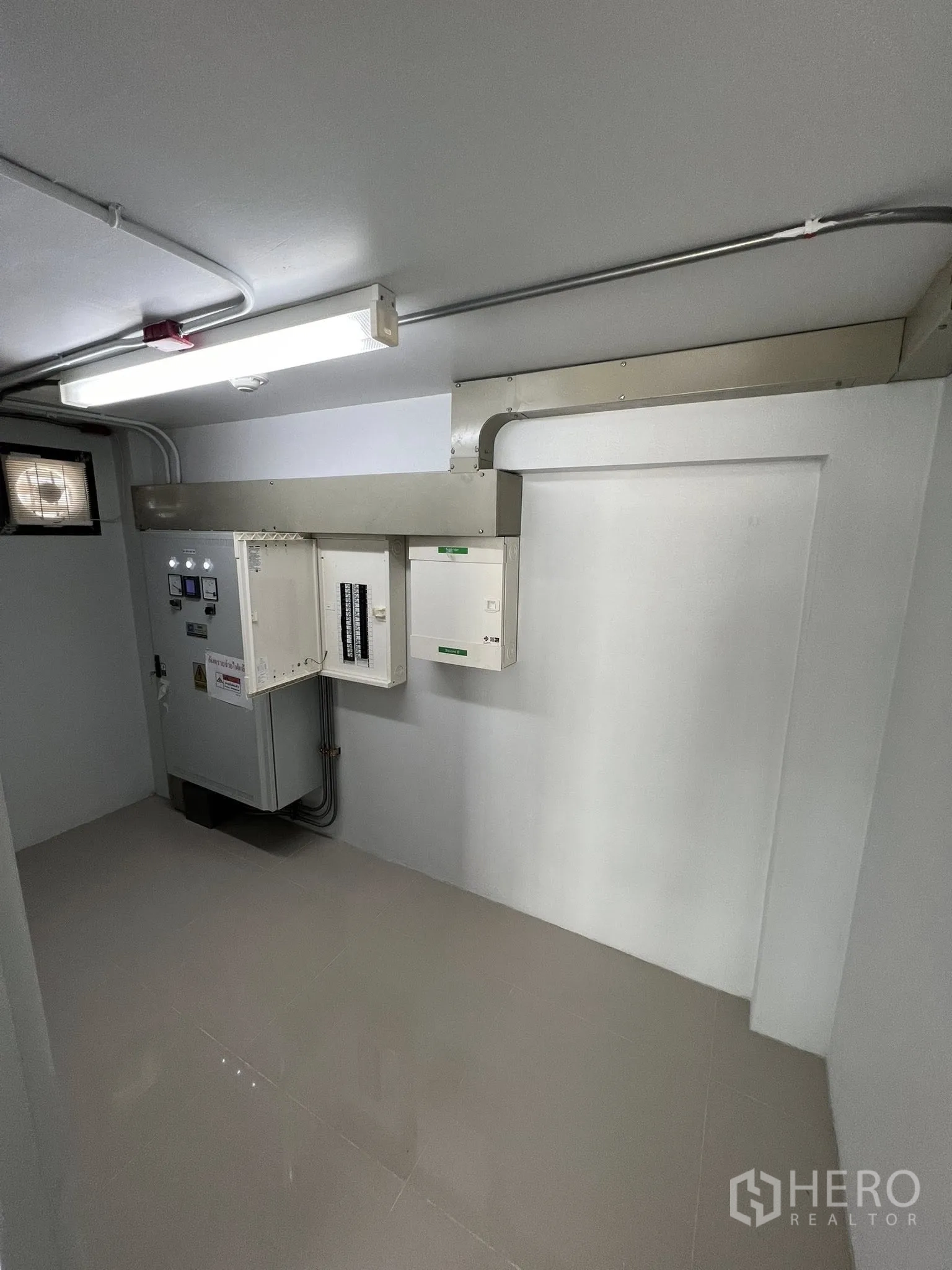 Warehouse for rent in Phra Pradaeng, Samut Prakan - Electrical control room with panels and conduits.