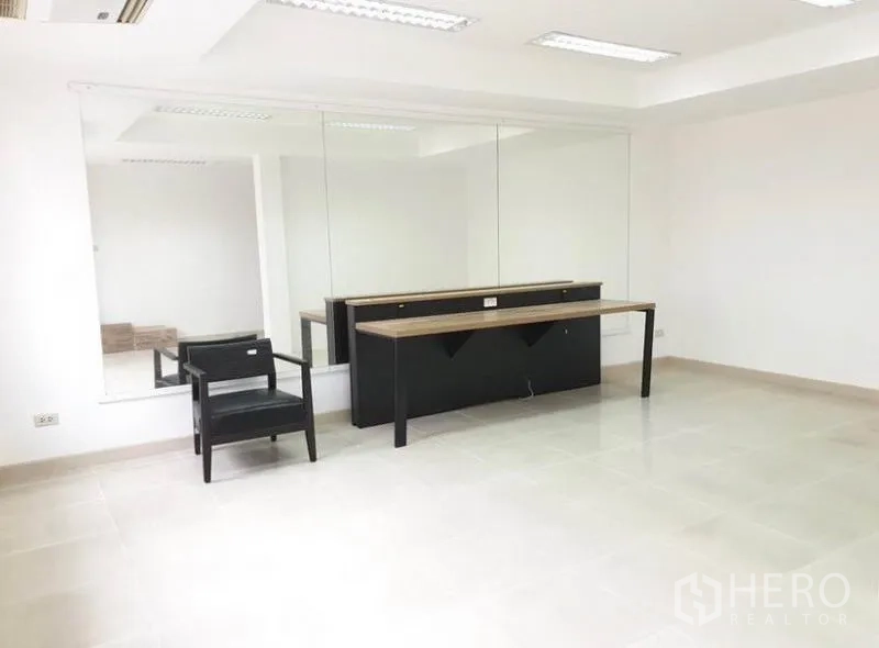 ทาวน์เฮาส์ ให้เช่าหรือขายในChatuchak, Bangkok - ห้องอเนกประสงค์สว่าง กระจกเต็มผนัง โต๊ะบิลต์อินยาว และพื้นกระเบื้อง.