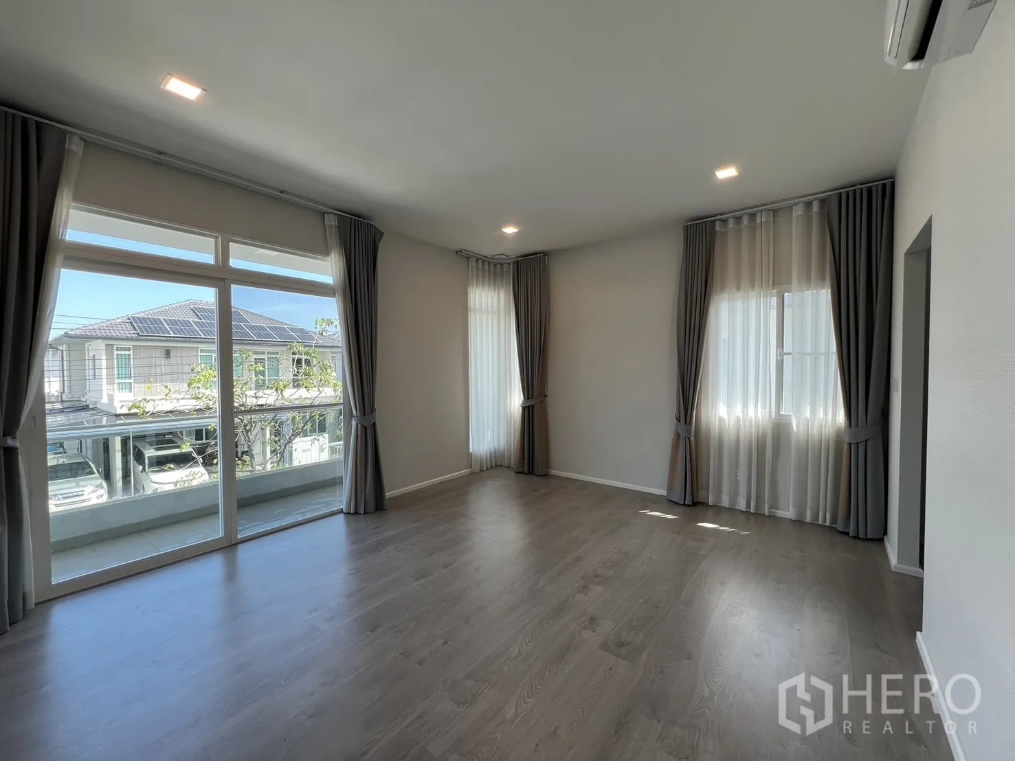 独立式住宅 出租在Prawet, Bangkok - 主卧更衣/多功能区，紧邻套卫。