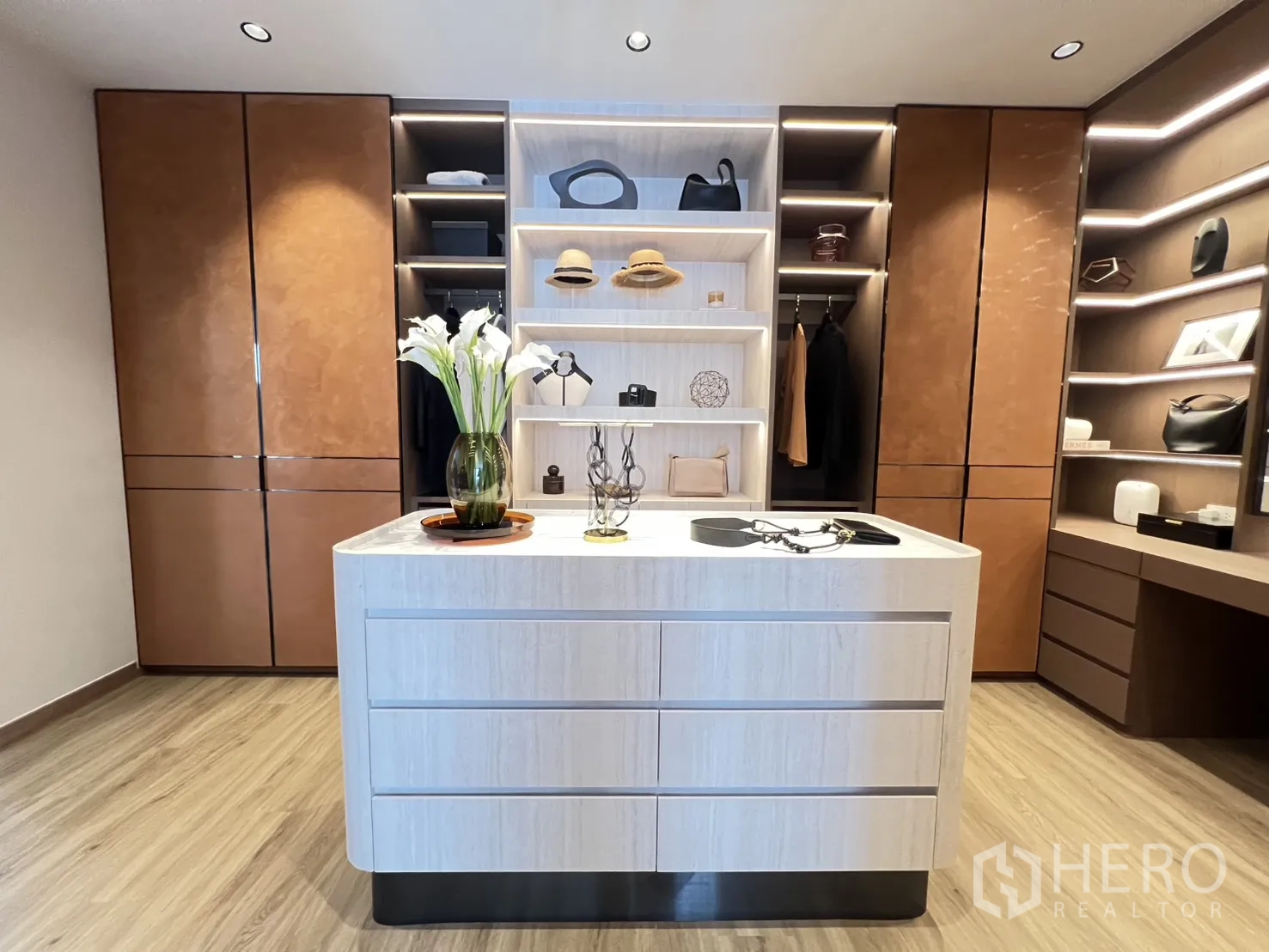 Townhouse for rent in Mueang Samut Prakan, Samut Prakan - Expansive walk-in closet with central island and illuminated display shelving.