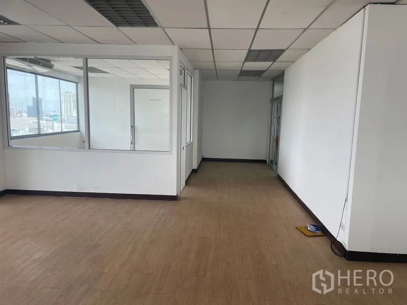 办公空间 出租在Din Daeng, Bangkok - 宽敞工作区，吊顶照明、木纹地板，走廊旁设独立房间。