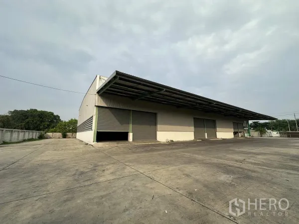 โรงงาน ให้เช่าในMueang Samut Prakan, Samut Prakan - ด้านข้างคลังสินค้า มีชานโหลดสินค้าแบบมีหลังคา ประตูม้วน และรั้วรอบพื้นที่