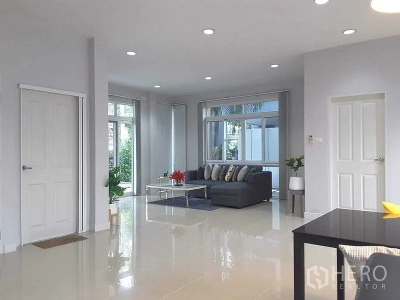 บ้าน ให้เช่าในLam Luk Ka, Pathum Thani - พื้นที่ครอบครัวแบบโอเพ่นสเปซ ไฟดาวน์ไลต์ พื้นเงา และโซฟาชุด