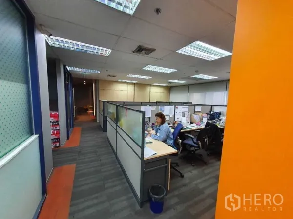 สำนักงาน ให้เช่าในWatthana, Bangkok - โซนโต๊ะทำงานแบบบูธภายใต้แสงสว่างจากหลอดไฟฟลูออเรสเซนต์