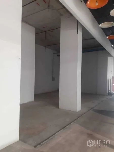 零售空间 出租在Bang Khen, Bangkok - 挑高毛坯商铺，白色立柱与未完成的水泥地面