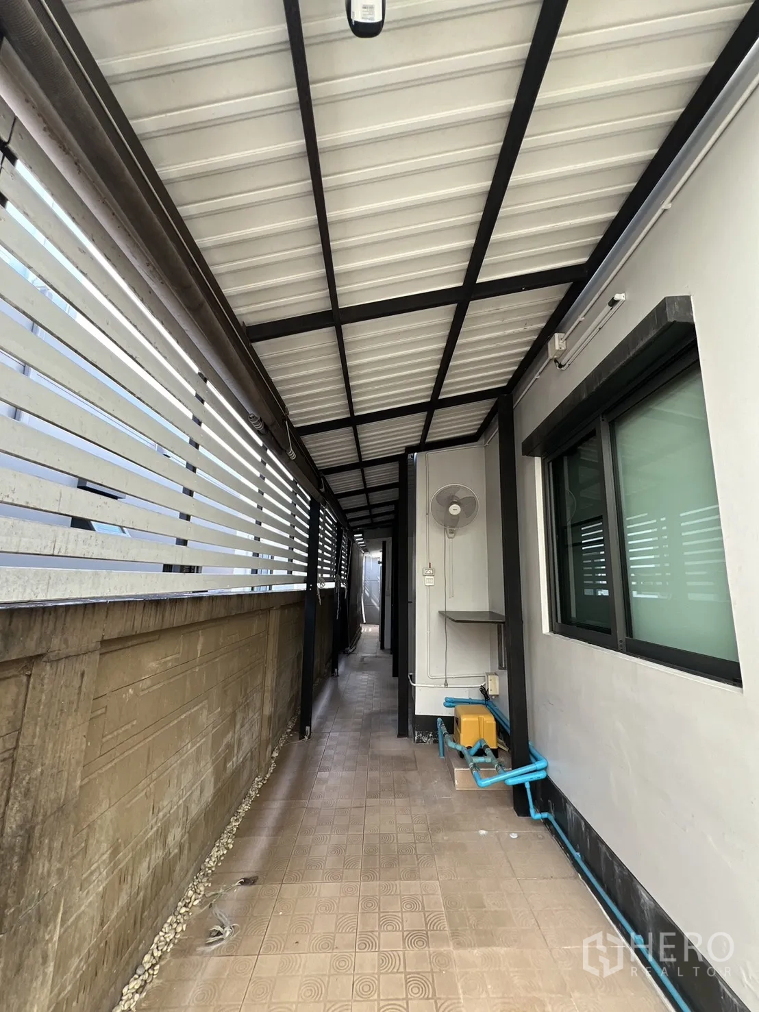 独立式住宅 出售在Bang Kapi, Bangkok - 女佣房，带床台、衣柜、电视与窗户。