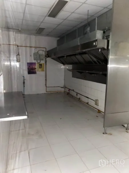 พื้นที่ขายปลีก ให้เช่าในKhlong Toei, Bangkok - ห้องครัวเชิงพาณิชย์พร้อมฮูดสเตนเลส ผนังกระเบื้อง และโต๊ะเตรียมอาหาร