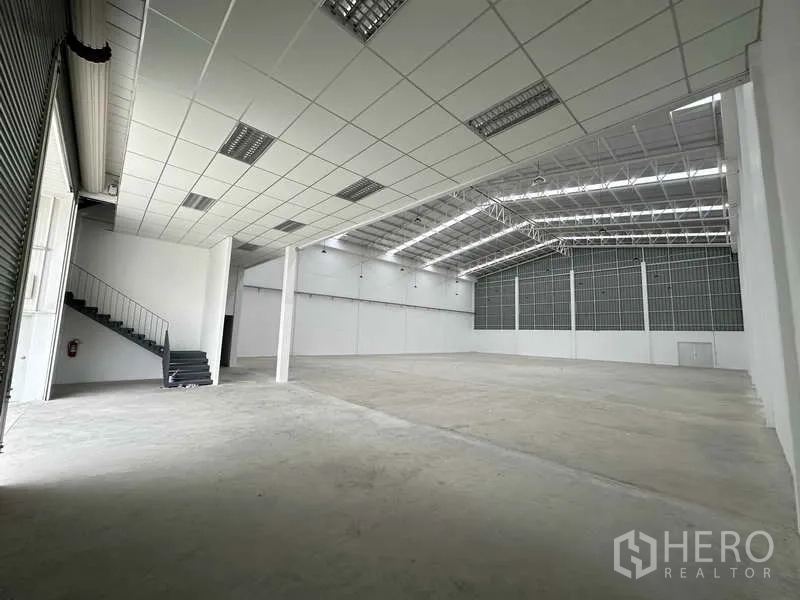 工厂 出租在Khlong Luang, Pathum Thani - 开阔生产车间，采光屋顶与加固混凝土地坪。