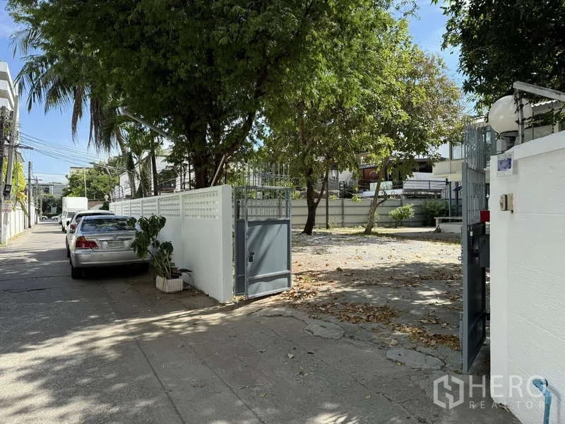 独立式住宅 出租在Watthana, Bangkok - 带大门的车道入口，连通安静的住宅小巷。