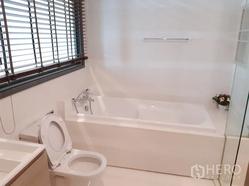 คอนโด ให้เช่าในKhlong Toei, Bangkok - ห้องน้ำกว้างมีอ่างอาบน้ำบิลท์อิน โถสุขภัณฑ์ และมู่ลี่หน้าต่างโทนสีอบอุ่น