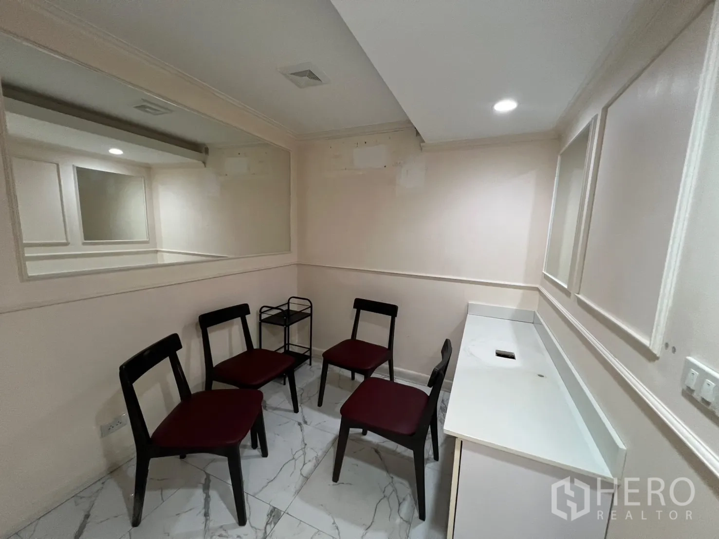 零售空间 出租在Watthana, Bangkok - 小型会议室，镜面、座椅与内置工作台