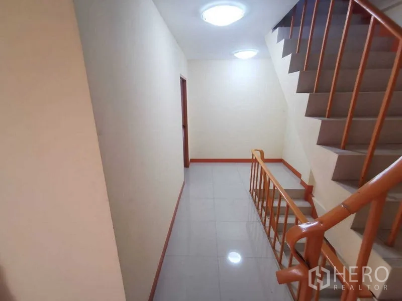 อาคารพาณิชย์ ให้เช่าในSuan Luang, Bangkok - ทางเดินสว่างข้างบันได พื้นกระเบื้องเงางาม