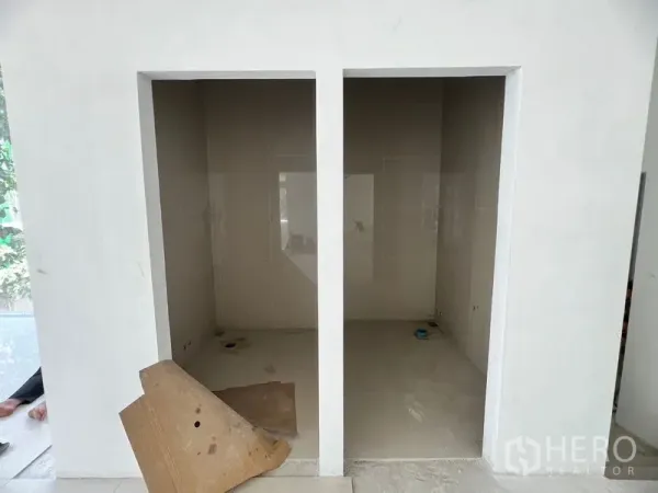 พื้นที่ขายปลีก ให้เช่าในKhlong Toei, Bangkok - มุมมองด้านหน้าห้องน้ำคู่ที่ยังไม่ติดตั้งอุปกรณ์ ผิวกระเบื้องเงา