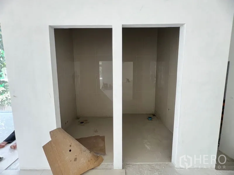 พื้นที่ขายปลีก ให้เช่าในKhlong Toei, Bangkok - มุมมองด้านหน้าห้องน้ำคู่ที่ยังไม่ติดตั้งอุปกรณ์ ผิวกระเบื้องเงา