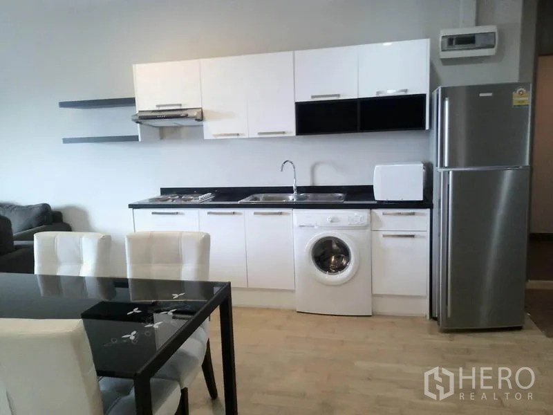 คอนโด ให้เช่าหรือขายในWatthana, Bangkok - ครัวสไตล์โมเดิร์นในคอนโดเอกมัย ตู้สีขาว ท็อปหินสีดำ ตู้เย็นสแตนเลส เครื่องซักผ้า ไมโครเวฟ และพื้นที่รับประทานอาหาร