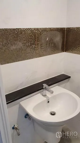 Home Office for rent in Suan Luang, Bangkok - Compact washbasin with chrome faucet and decorative mosaic backsplash.