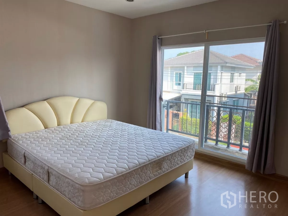 บ้าน ให้เช่าหรือขายในSuan Luang, Bangkok - ห้องนอนหลัก เตียงขนาดใหญ่ พื้นไม้ และประตูกระจกบานเลื่อนออกระเบียง