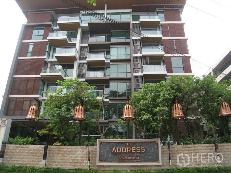 คอนโด ให้เช่าในWatthana, Bangkok - อาคารคอนโดโลว์ไรส์สมัยใหม่พร้อมระเบียงและต้นไม้รอบโครงการในเขตวัฒนา