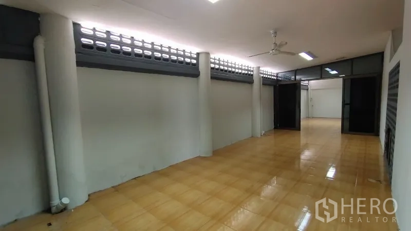 สำนักงานที่บ้าน ให้เช่าในHuai Khwang, Bangkok - พื้นที่เก็บของหรือเวิร์กช็อประบายอากาศยาว มีพัดลมเพดานและพื้นกระเบื้อง