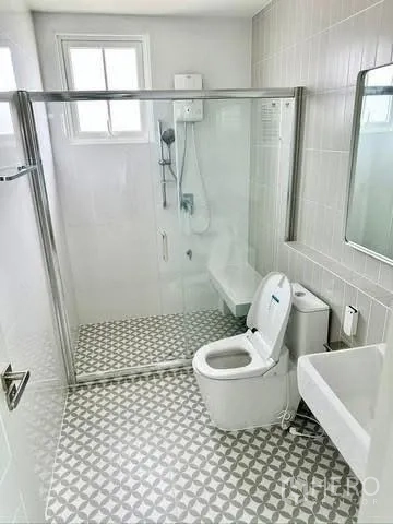 独栋房屋 for rent in Bang Phli, Samut Prakan - 明亮卫生间，设玻璃淋浴间、坐便器、洗手盆及窗户。